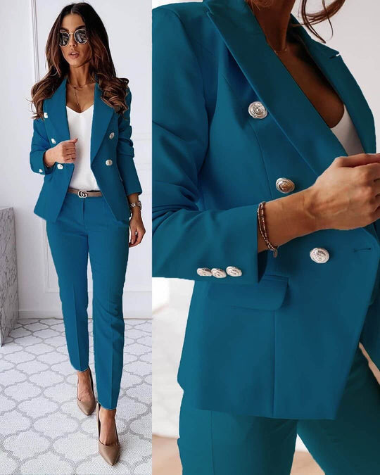 Frau im eleganten, blauen Hosenanzug mit weißen Knöpfen, modisch, Business-Outfit, Büro-Look.