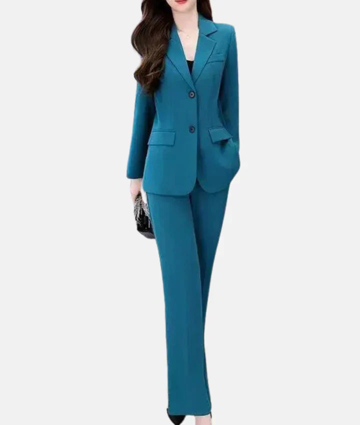 Frau in blauem Hosenanzug, elegantes Business-Outfit, Damenmode, Büro, formelle Kleidung.