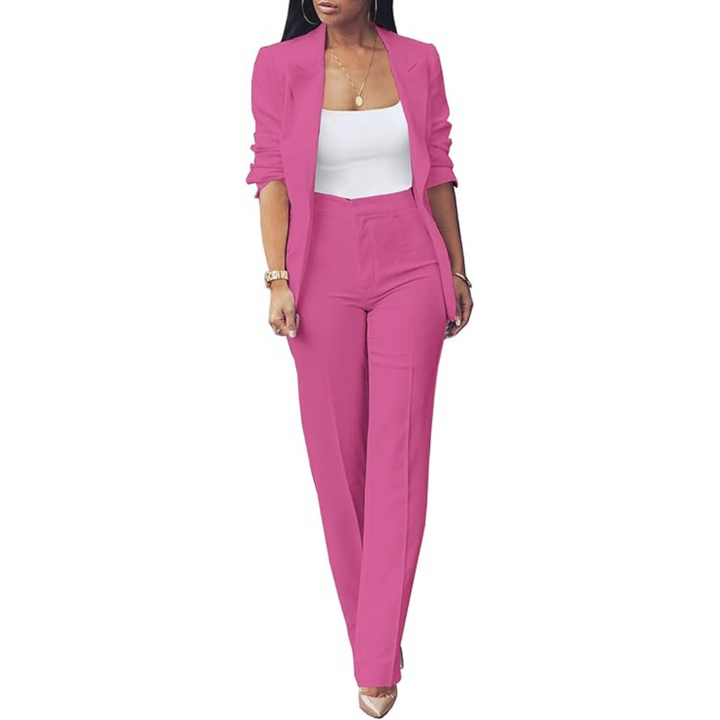 Frau in pinkem Hosenanzug mit weißem Top, Businessmode, eleganter Stil, Damenbekleidung.