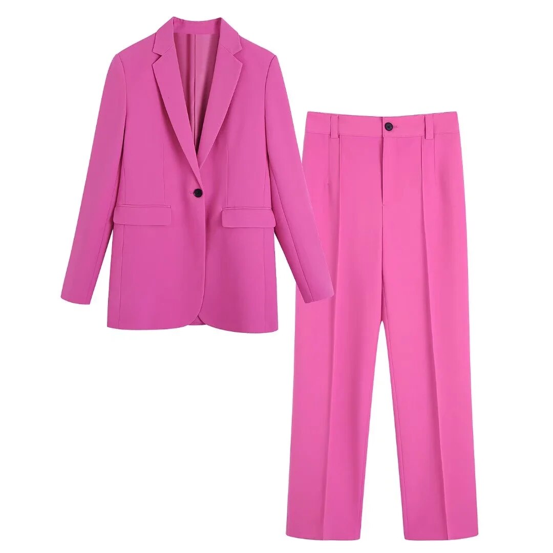 Rosa Damenanzug, Blazer und Hose, elegantes Design, Businessmode, hochwertiger Stoff.