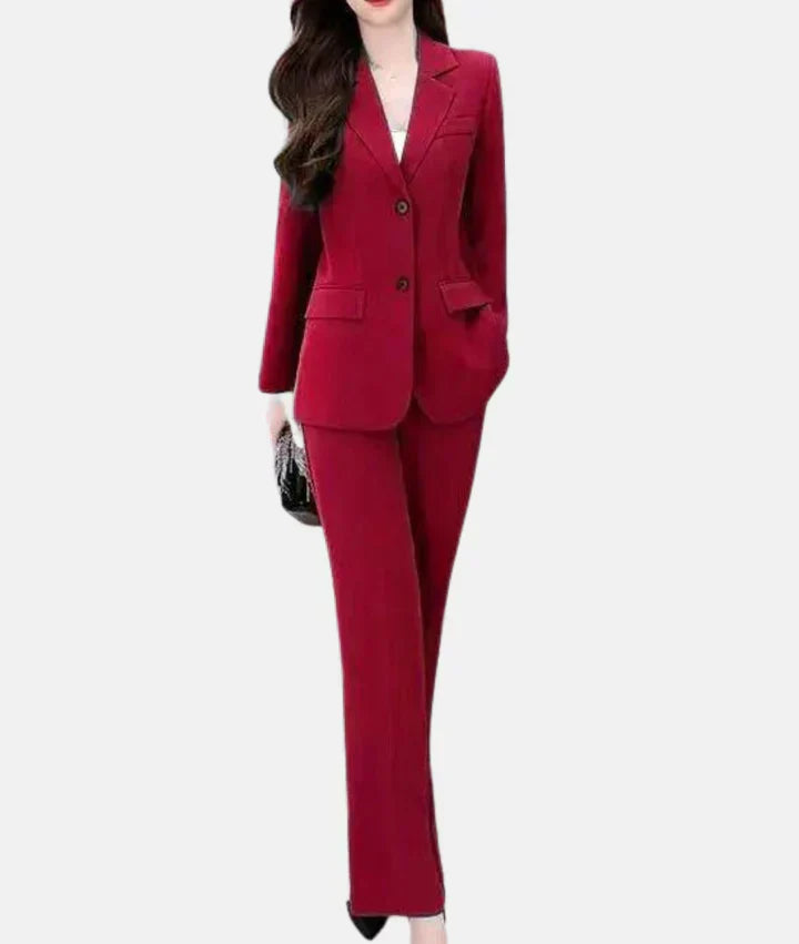 Damenanzug rot, elegant, Businessmode, zweiteilig, Blazer und Hose, formell, Bürooutfit.