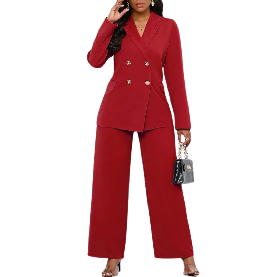 Frau in rotem Hosenanzug, elegantes Business-Outfit, Doppelreiher, schwarze Handtasche.