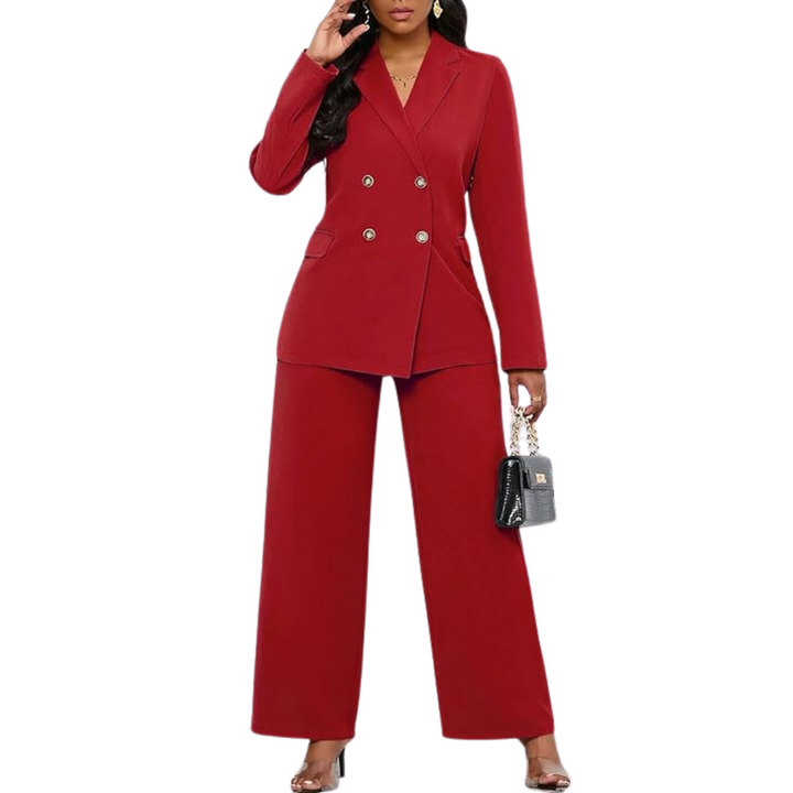 Frau in rotem Hosenanzug, elegantes Business-Outfit, Doppelreiher, schwarze Handtasche.