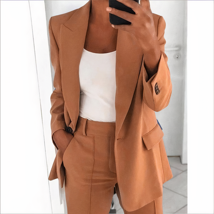 Frau im braunen Anzug mit weißem Top, Businessmode, eleganter Damenanzug, Bürooutfit.