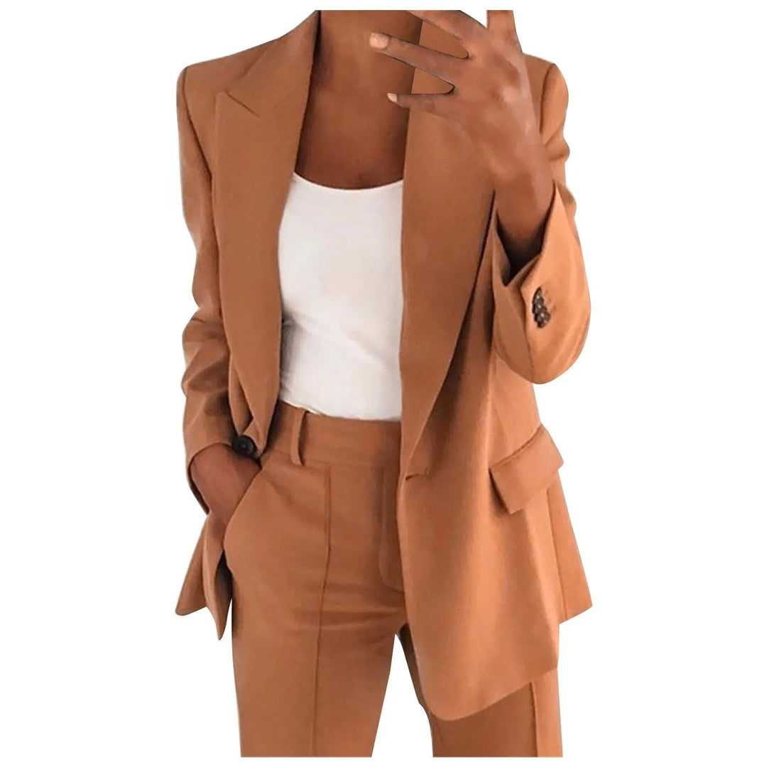 Frau in braunem Anzug und weißem Top, Businessmode, eleganter Stil, Damenbekleidung.