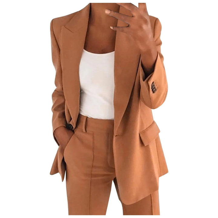 Frau in braunem Anzug und weißem Top, Businessmode, eleganter Stil, Damenbekleidung.