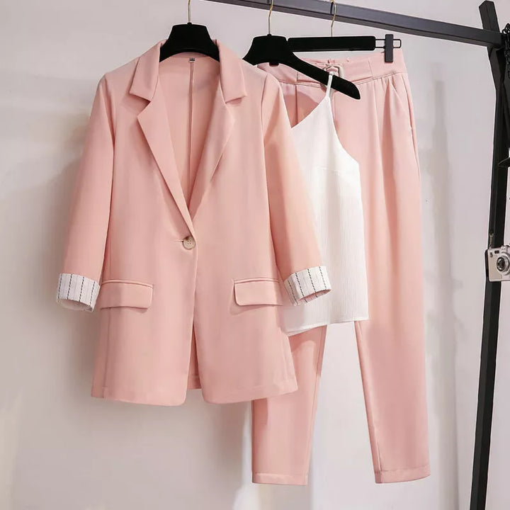 Rosa Damenanzug mit Blazer, Hose und weißem Top, elegantes Business-Outfit, Frühling/Sommer.