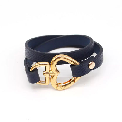 Dunkelblaues Lederarmband mit goldener Herzschnalle, modisches Accessoire für Damen.