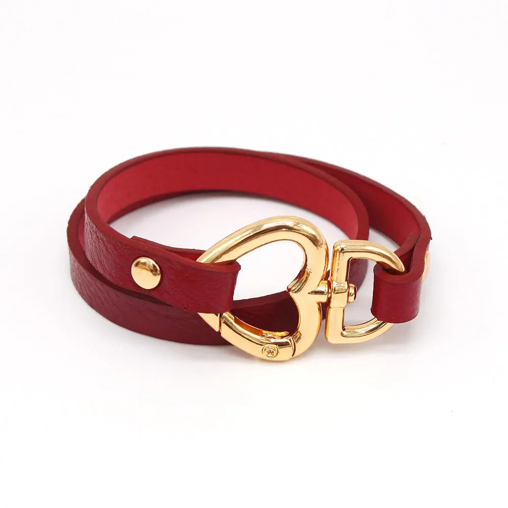Rotes Lederarmband mit goldener Herzschließe, modisches Accessoire, Damenarmband.