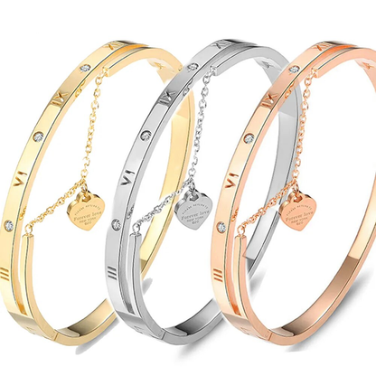 Drei Armreifen aus Edelstahl in Gold, Silber, Roségold mit Herzanhänger und Zirkonia.