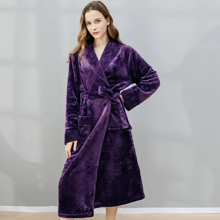 Frau im lila Fleece-Bademantel, weich, gemütlich, mit Gürtel, ideal für Winter, Damenmode.