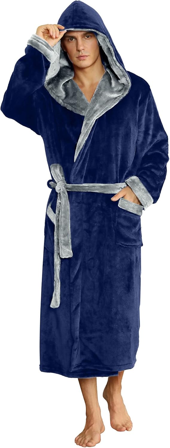 Dunkelblauer Herren-Bademantel mit Kapuze, grauem Futter, Taschen und Gürtel aus Fleece.