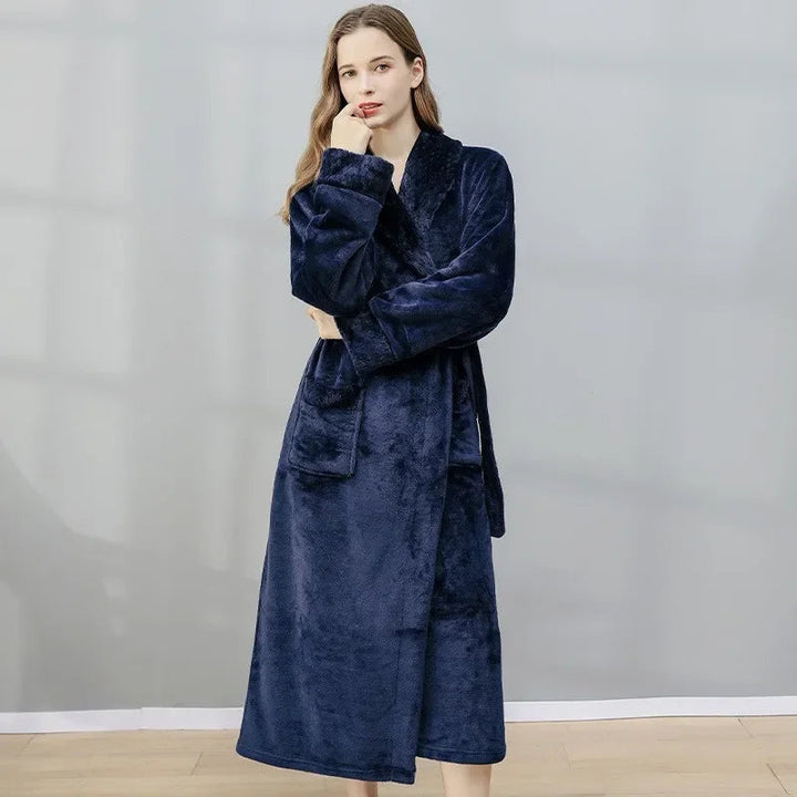 Frau im dunkelblauen Fleece-Bademantel, gemütlich, lang, mit Taschen, für Damen.