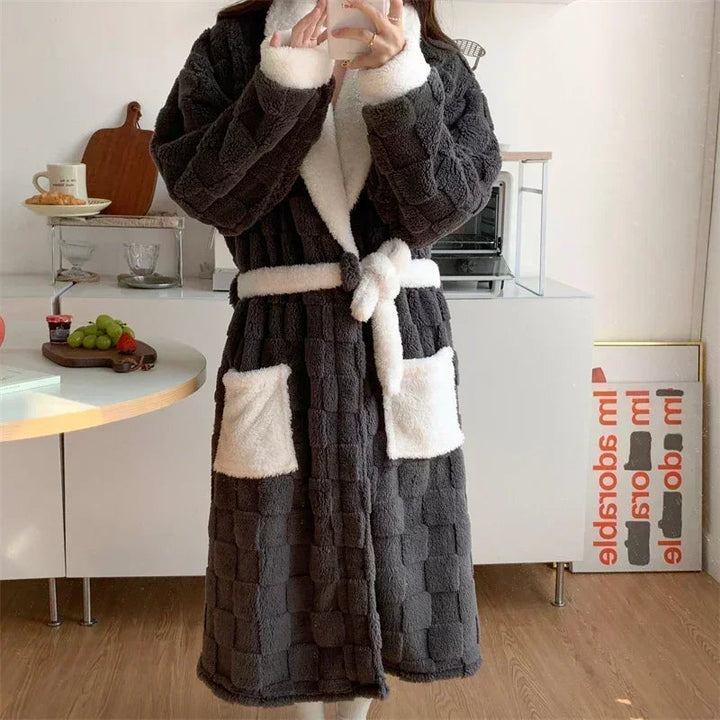 Dunkelgrauer Bademantel mit weißen Details, weiches Fleece, gemütlich, für Damen.