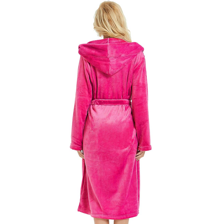 Frau in pinkem Fleece-Bademantel mit Kapuze, Rückansicht, gemütliche Damenbekleidung.