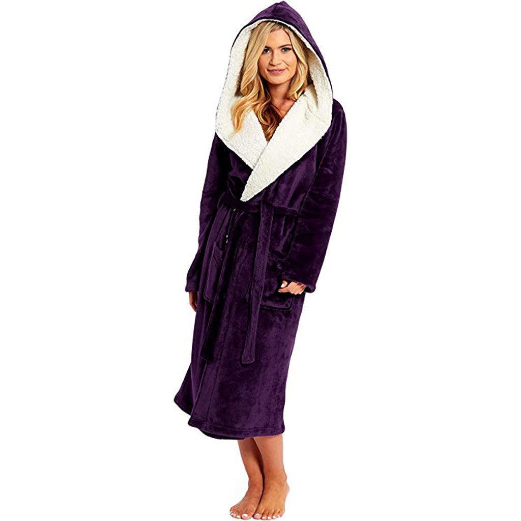 Frau in lila Fleece-Bademantel mit Kapuze und Gürtel, gemütlich, warm, Damenmode.