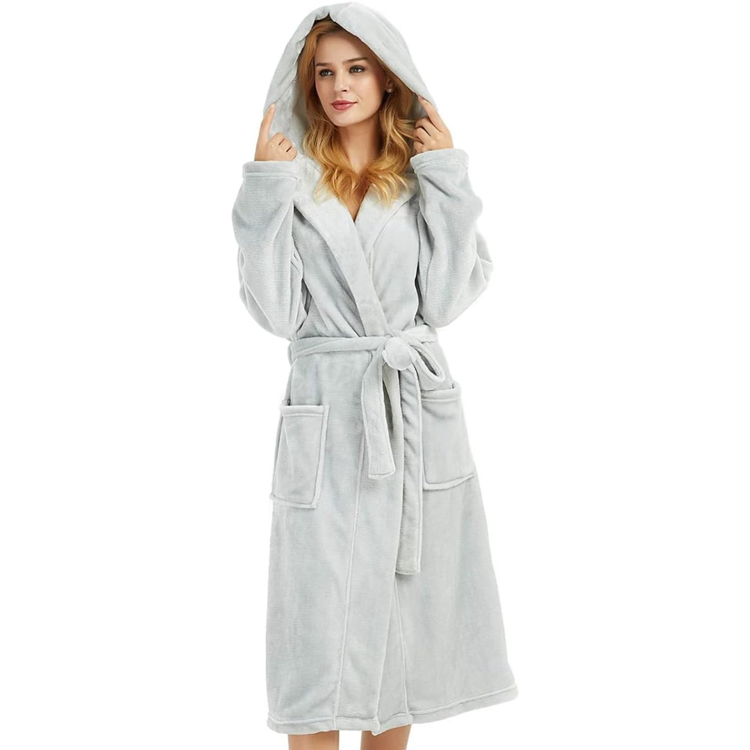 Frau im grauen Fleece-Bademantel mit Kapuze, Taschen und Gürtel, gemütliche Damenbekleidung.