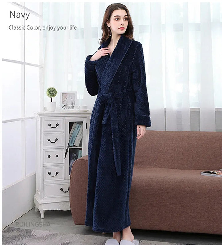 Dunkelblauer Damen-Bademantel aus Fleece, lang, mit Gürtel, gemütlich, elegant.
