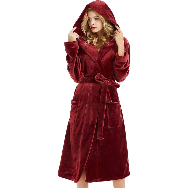 Frau in rotem Fleece-Bademantel mit Kapuze und Gürtel, gemütlich, warm, modisch.