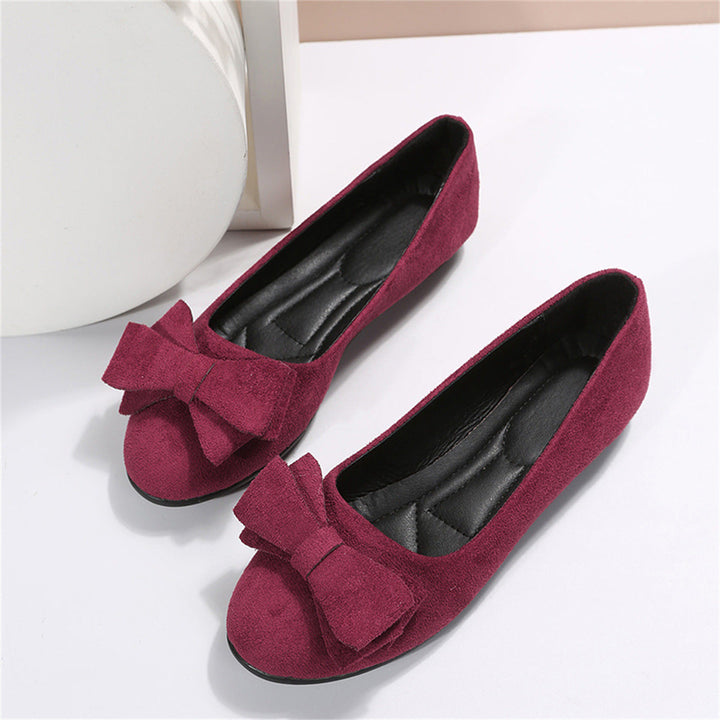 Damen Ballerinas aus Wildleder in Bordeaux mit Schleife, elegante flache Schuhe für Alltag.