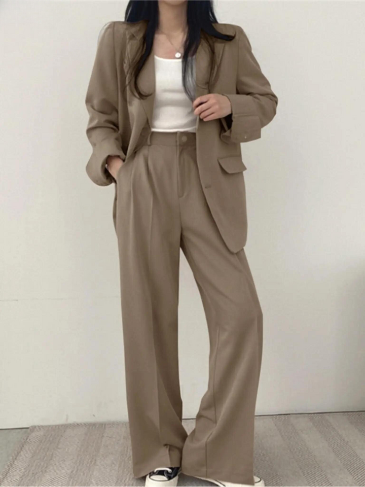 Frau in beigem Anzug mit weißem Top, lässiger Business-Look, Mode für Damen.