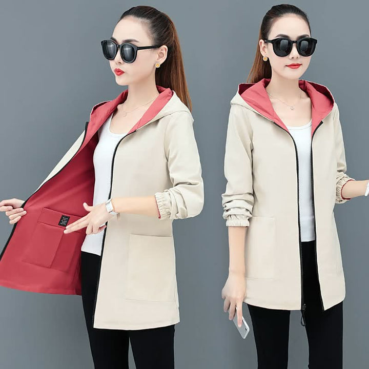 Damenjacke beige mit rotem Innenfutter, Kapuze, Reißverschluss, modisch, lässig, Herbstmode.