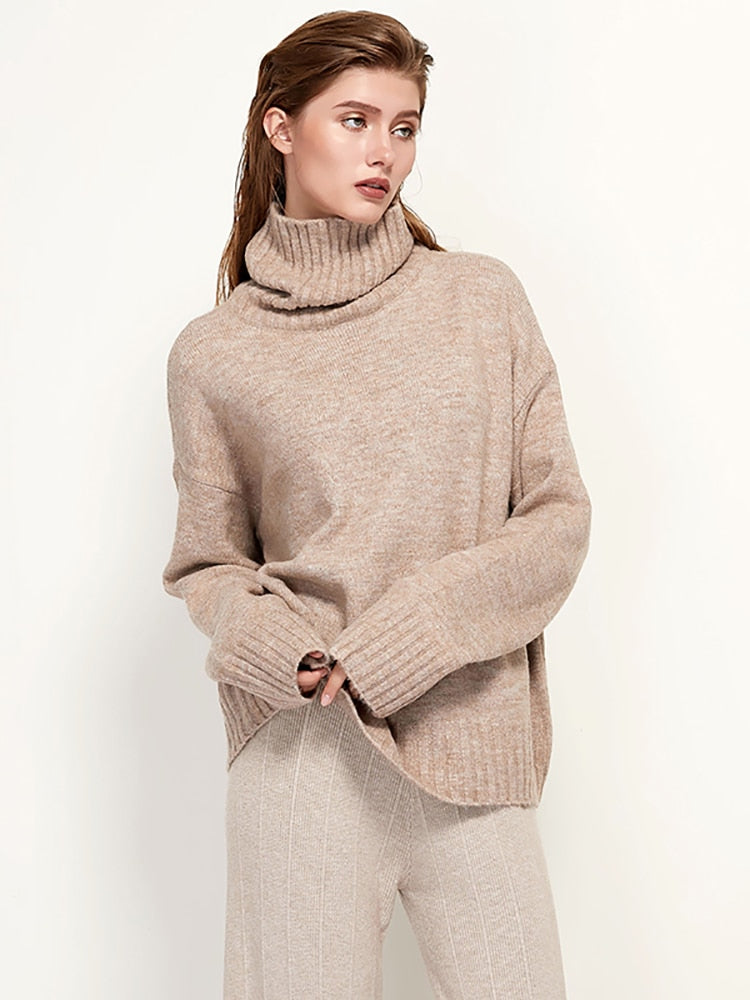 Frau in beigem Rollkragenpullover aus Wolle, lässiger Stil, Herbstmode, Damenbekleidung.