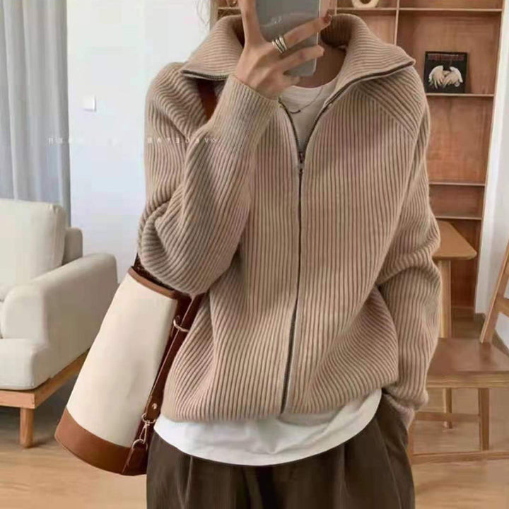 Beige Strickjacke mit Reißverschluss, Damenmode, lässiger Stil, Wohnzimmer-Hintergrund.