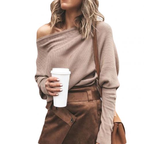 Frau in beigem Off-Shoulder-Pullover, braunem Rock, hält Kaffeebecher, modisch, lässig.