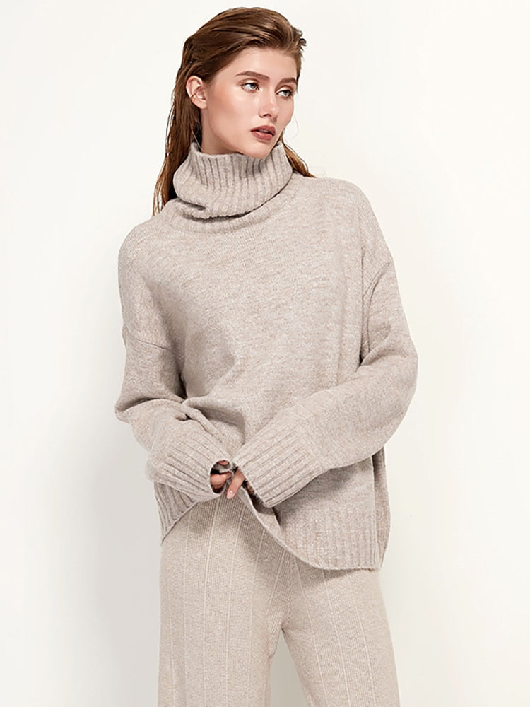 Frau in beigem Rollkragenpullover und Hose, Strickmode, gemütlicher Winterlook.