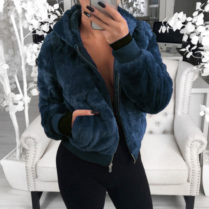 Damen Winterjacke aus blauem Kunstpelz, Reißverschluss, Kapuze, warm, modisch, elegant.