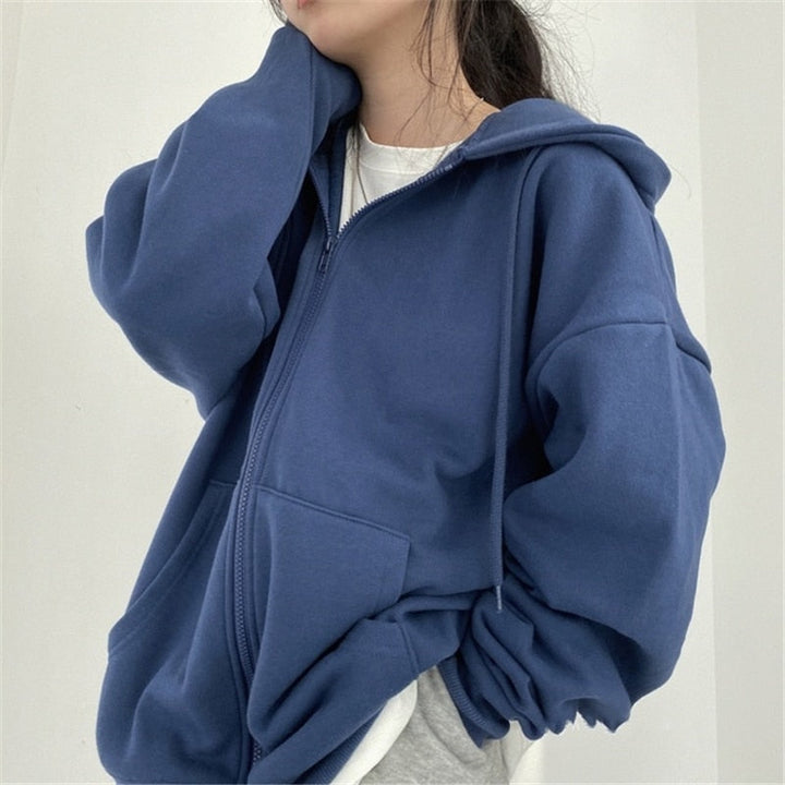 Frau in blauer Kapuzenjacke, Reißverschluss, lässig, Baumwolle, modisch, bequem, Streetwear.