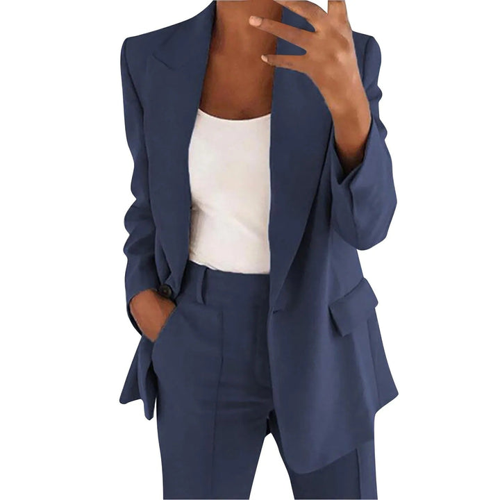 Damenanzug blau, Blazer und Hose, Businessmode, eleganter Look, Bürooutfit, Damenbekleidung