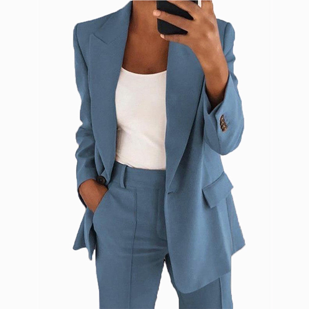 Damenanzug blau, zweiteilig, Blazer und Hose, Businessmode, eleganter Look, Bürooutfit.