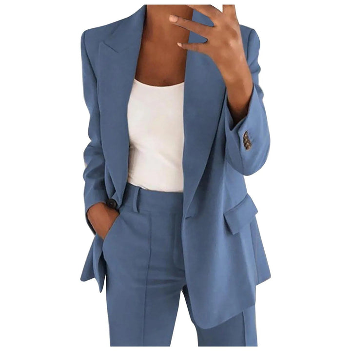 Frau in blauem Anzug und weißem Top, Businessmode, eleganter Damenanzug, Bürooutfit.