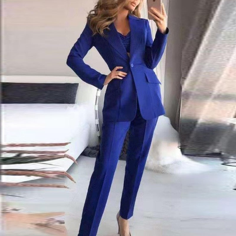 Frau im eleganten blauen Hosenanzug, Businessmode, modernes Design, Büro-Outfit.