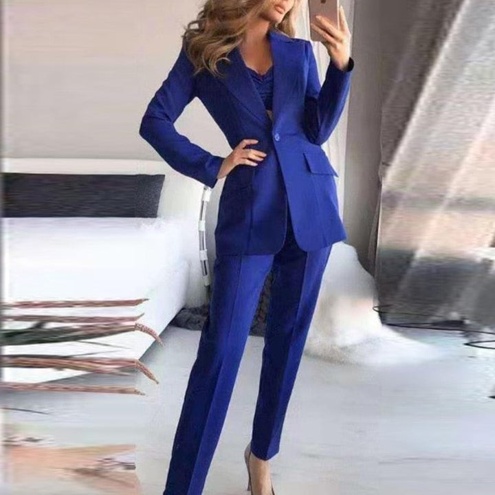 Frau im eleganten blauen Hosenanzug, Businessmode, modernes Design, Büro-Outfit.