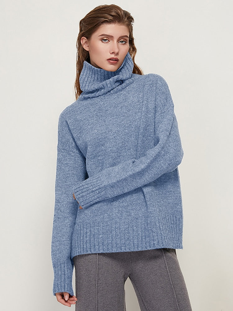 Frau in blauem Rollkragenpullover aus Kaschmir, modisch, elegant, Herbstmode.