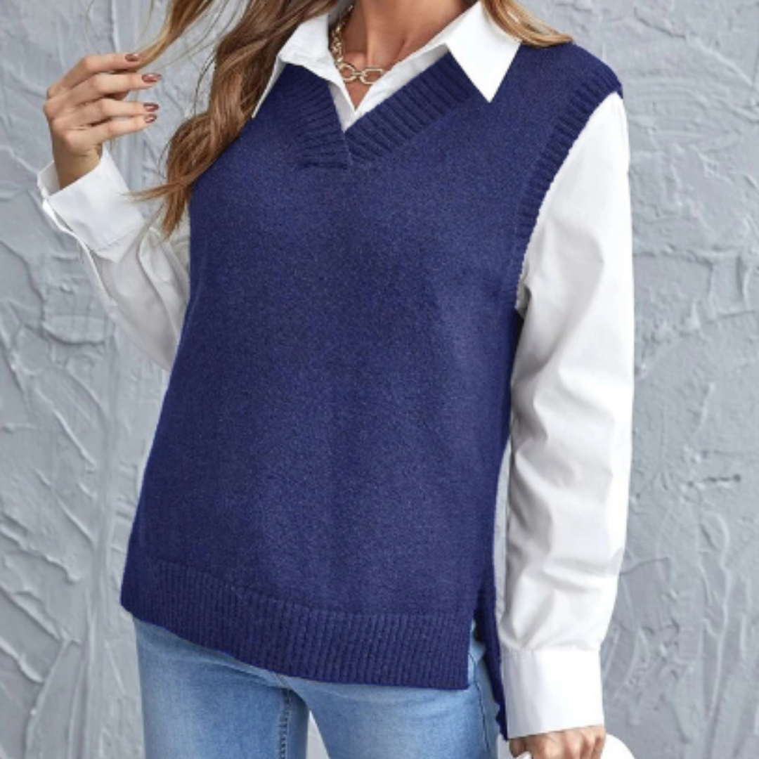 Frau in blauem Strickpullover über weißer Bluse, lässiger Herbstlook, Mode für Damen.