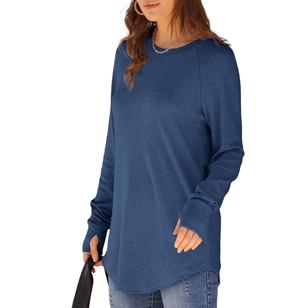 Frau in blauem Langarmshirt aus Baumwolle, lässig, modisch, Herbstmode, Damenbekleidung.