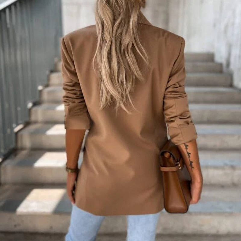 Frau in braunem Blazer mit Tasche, blonde Haare, Treppe, modisch, urbaner Stil