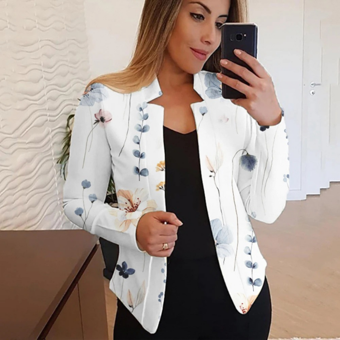 Frau in weißem Blazer mit Blumenmuster, Selfie, modische Damenbekleidung, eleganter Stil.