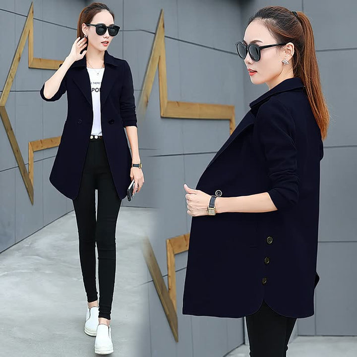 Frau in schwarzem Blazer, Sonnenbrille, weiße Sneakers, moderne Mode, urbaner Stil.