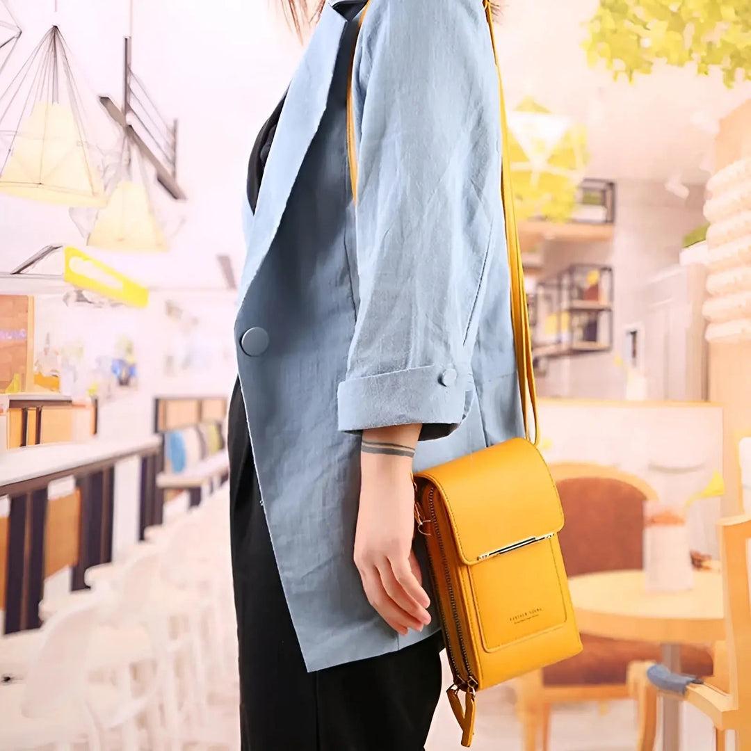 Damenmode: Hellblauer Blazer, gelbe Ledertasche, stilvoll, modern, urbaner Hintergrund.