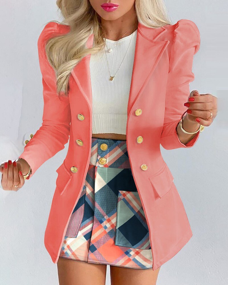 Frau in korallfarbenem Blazer, kariertem Rock, weißem Top, modisch, elegant, Damenmode.