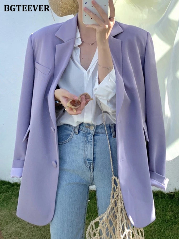 Damenblazer lila, elegant, Herbstmode, Freizeitlook, Baumwolle, klassischer Schnitt, modisch.