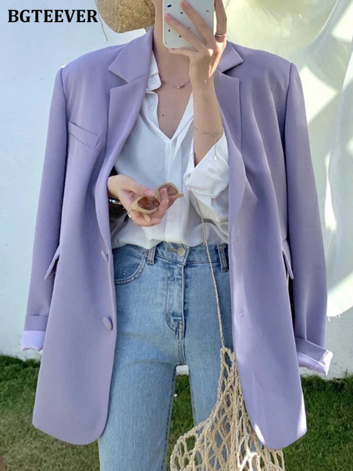 Damenblazer lila, elegant, Herbstmode, Freizeitlook, Baumwolle, klassischer Schnitt, modisch.