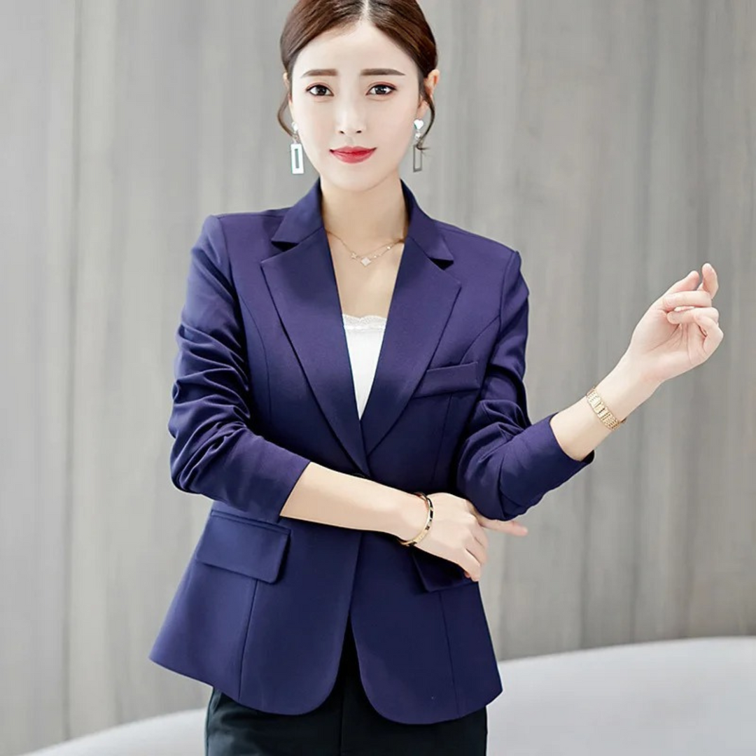 Frau in elegantem, dunkelblauem Damenblazer mit Taschen, Büro-Outfit, formeller Stil.