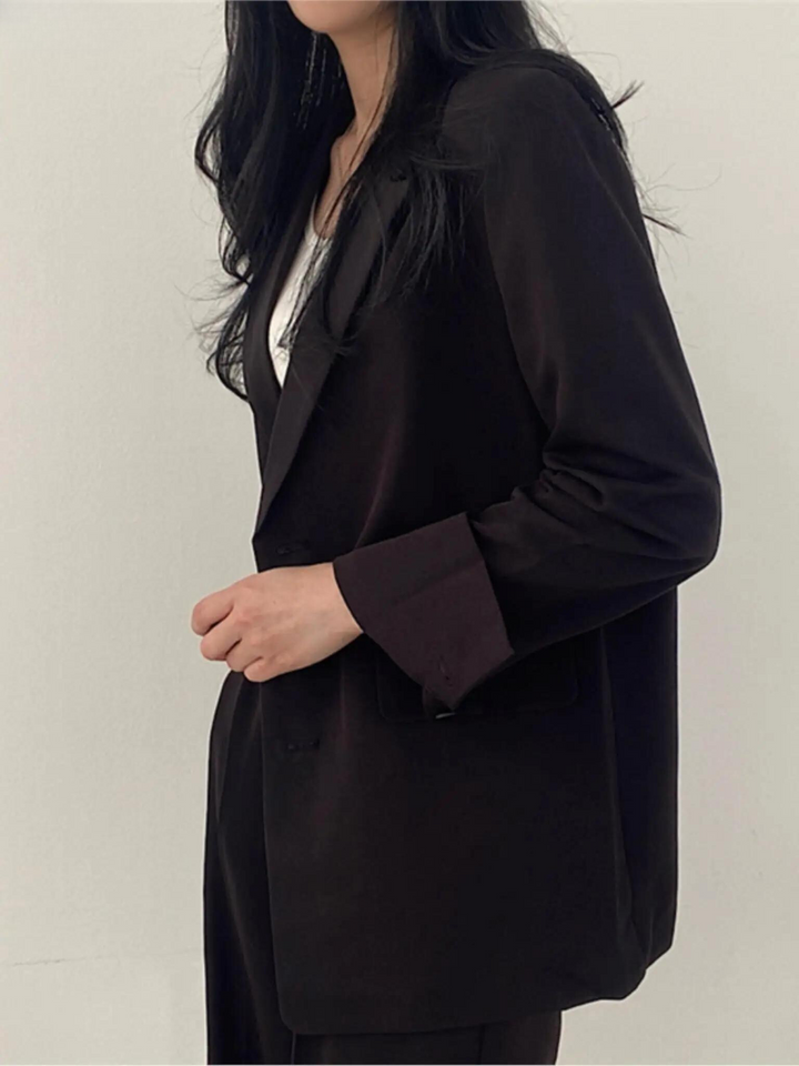 Frau in schwarzem Blazer und weißem Shirt, Businessmode, elegante Damenbekleidung.