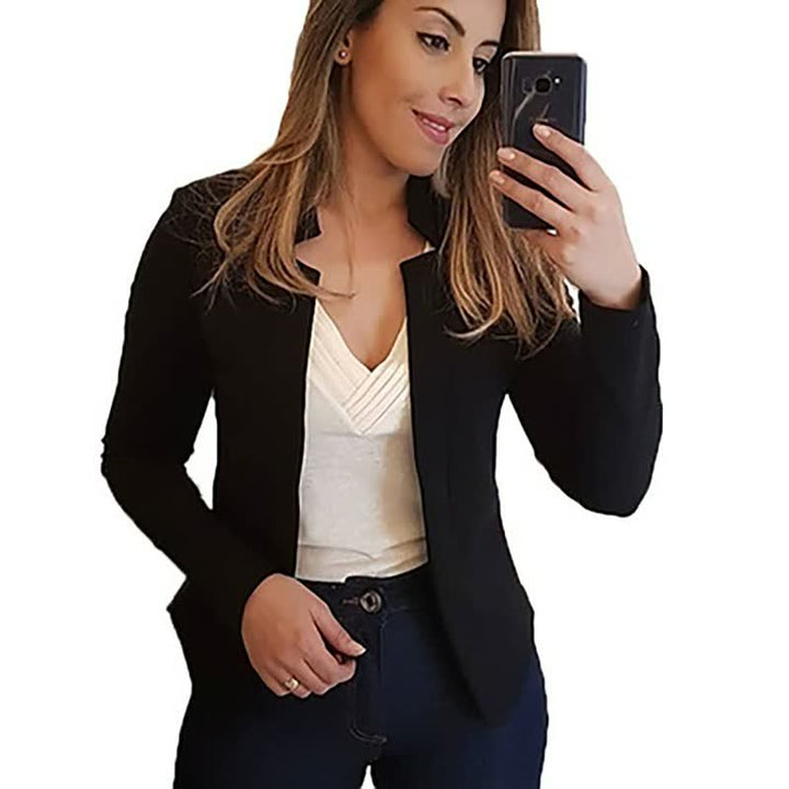 Frau im schwarzen Blazer, weißem Top, Jeans, Selfie, Mode, Damenbekleidung, elegant, modern.